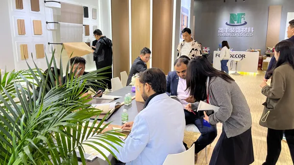 展會攤位內的花色樣板展示與洽談